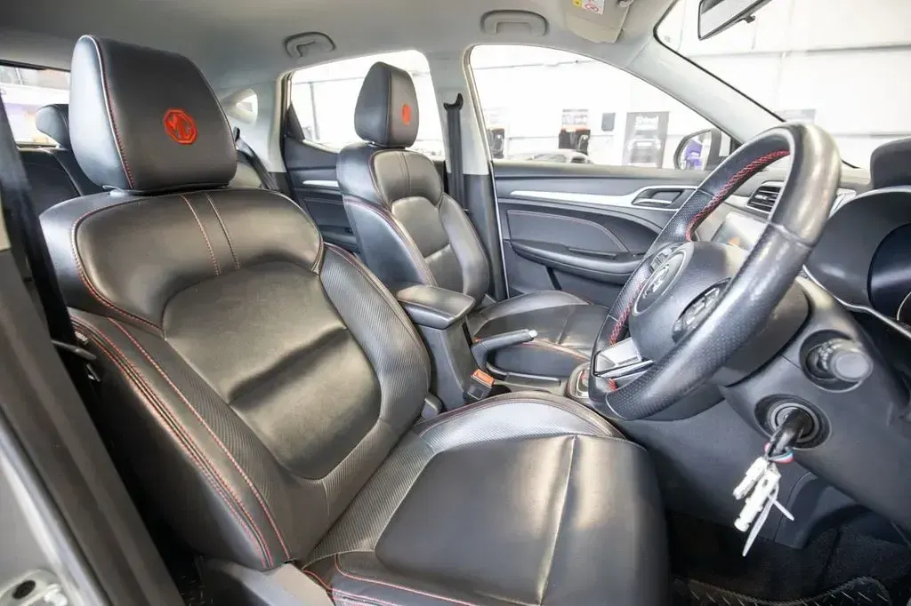 Usado MG ZS Exclusive 106 CV (77 kW) 2021 Plateado SUV