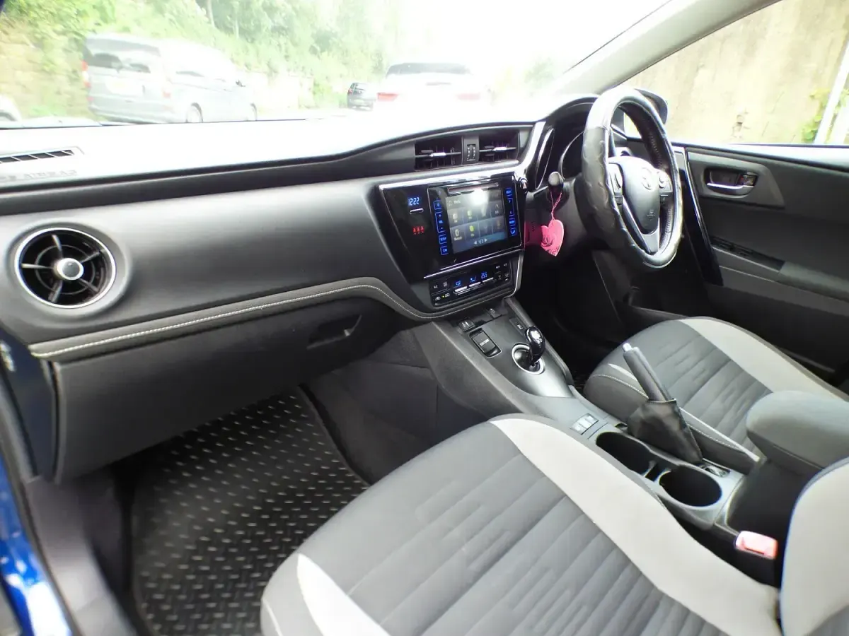Used Toyota Auris Hybrid Design 136 HP (100 kW) 2015 Blue Hatchback