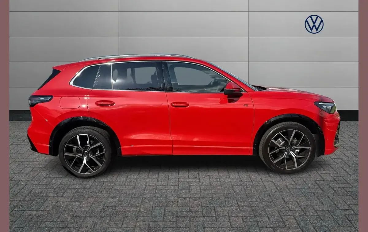 Używany VW Tiguan Edition 147 KM (108 kW) 2024 Czerwony SUV