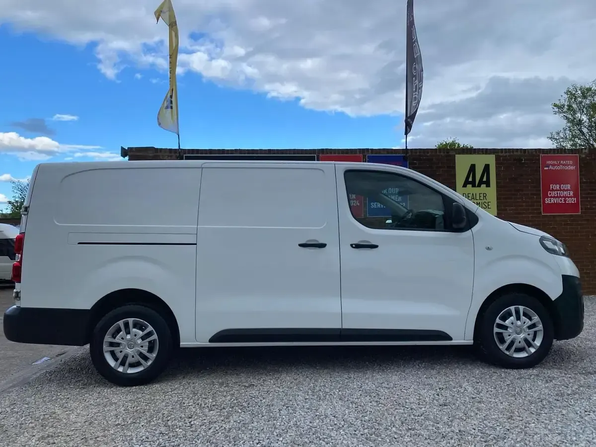 Used Vauxhall Vivaro S 100 HP (73 kW) 2020 White MPV