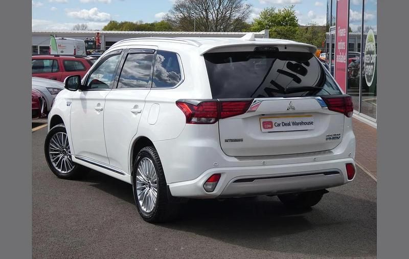 Used Mitsubishi Outlander P-HEV 174 HP (127 kW) 2018 White SUV