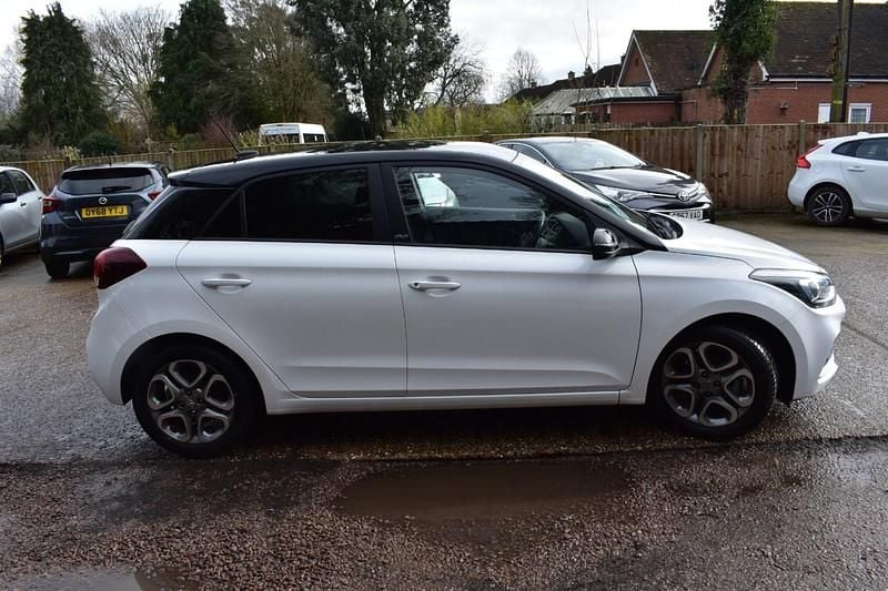 Used Hyundai i20 84 HP (61 kW) 2020 White Hatchback