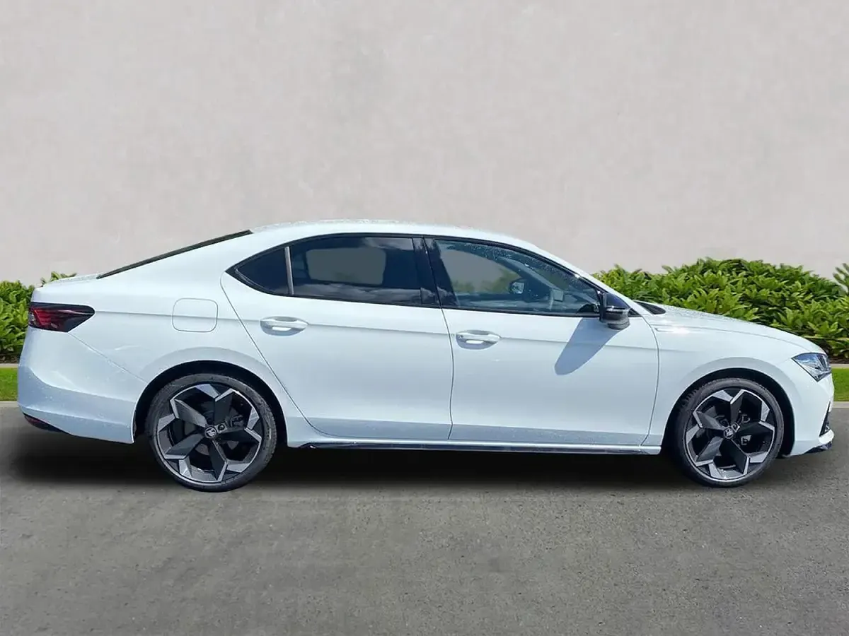 Used Skoda Superb SportLine 150 HP (110 kW) 2025 White Hatchback