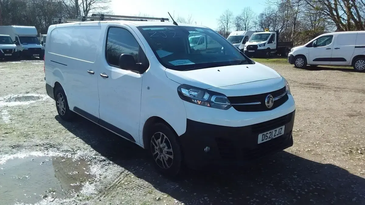 Second-hand Vauxhall Vivaro 100 CP (73 kW) 2021 Alb Monovolum