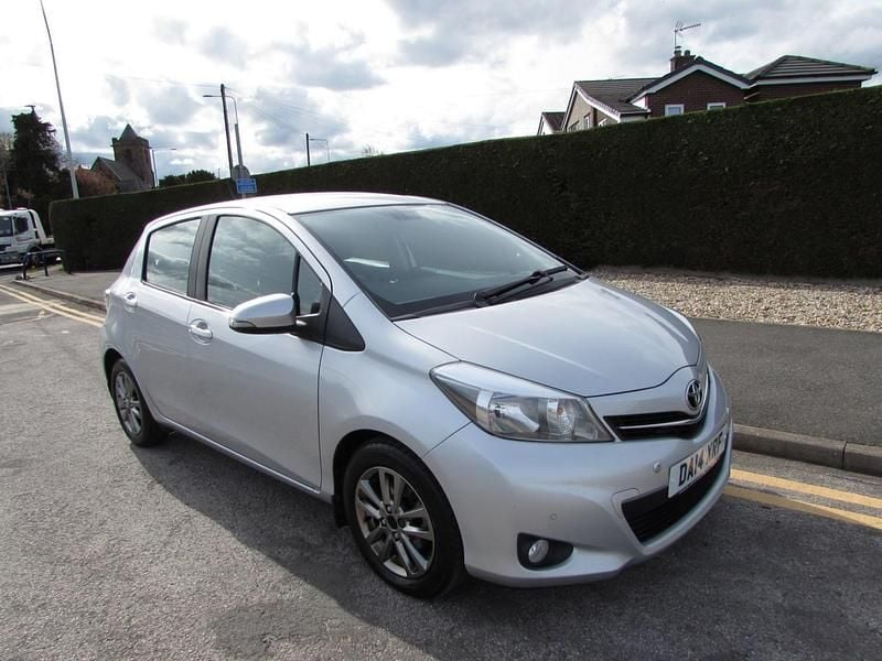Used Toyota Yaris 99 HP (72 kW) 2014 Silver Hatchback