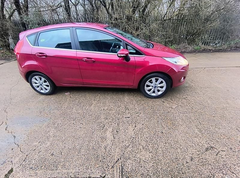 Usado Ford Fiesta Zetec 82 HP (60 kW) 2009 Vermelho Citadino