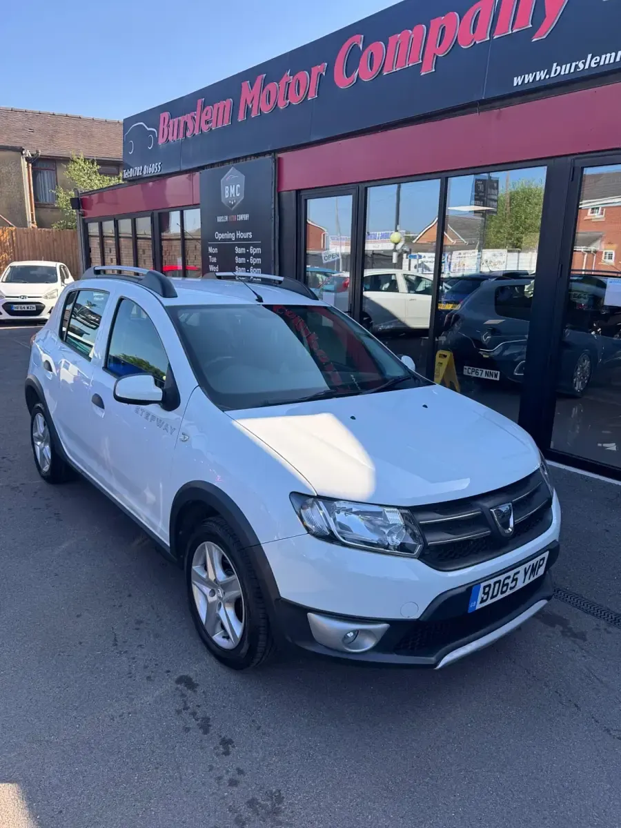 Used Dacia Sandero Lauréate 90 HP (66 kW) 2015 White Hatchback