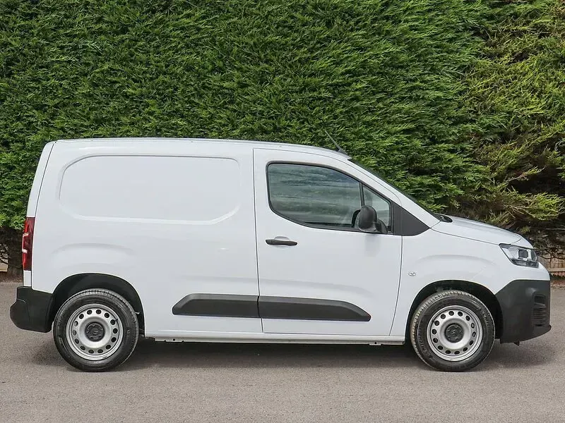 Used Citroën Berlingo 100 HP (73 kW) 2023 White MPV