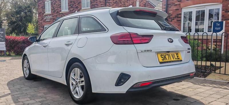 Używany Kia Ceed 134 KM (98 kW) 2021 Biały Hatchback