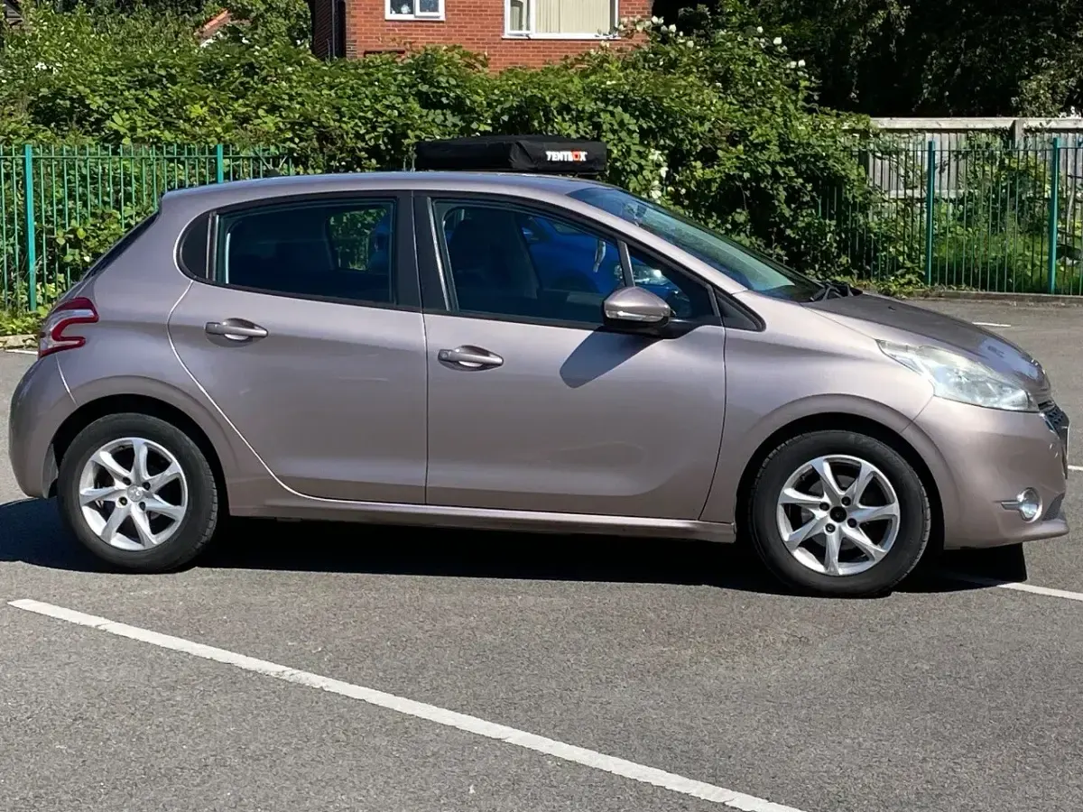 Used Peugeot 208 Active 82 HP (60 kW) 2012 Pink Hatchback