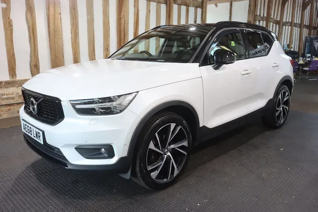 Used Volvo XC40 R-Design Pro 150 HP (110 kW) 2019 White SUV