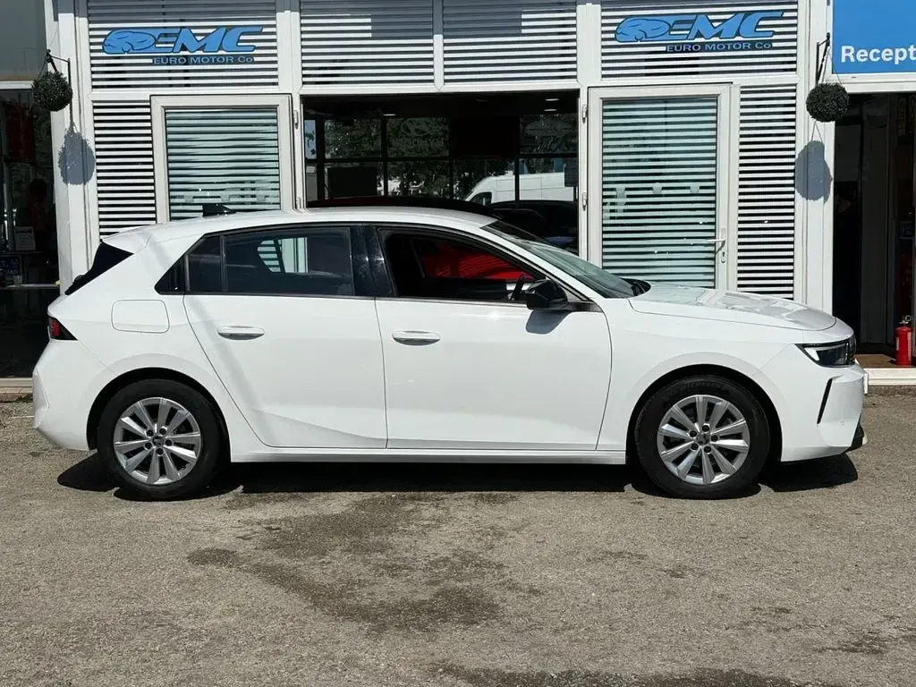 Used Vauxhall Astra Design Edition 130 HP (95 kW) 2023 White Hatchback