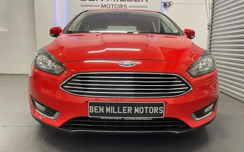 Used Ford Focus Titanium 120 HP (88 kW) 2015 Red Hatchback