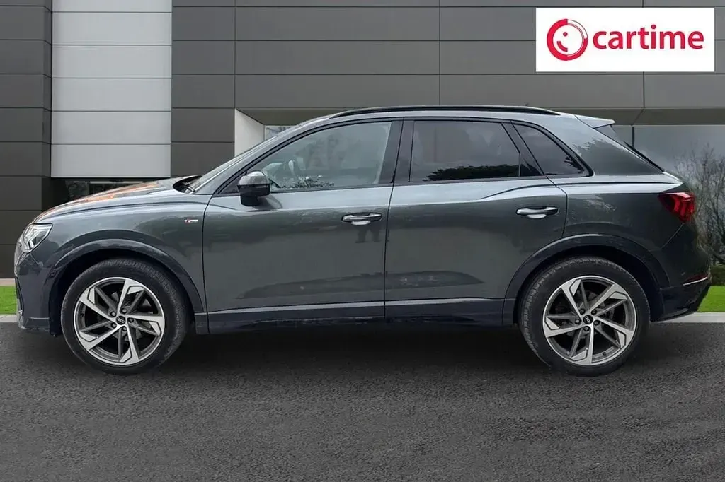 Begagnad Audi Q3 Black Edition 150 HK (110 kW) 2022 Grå SUV