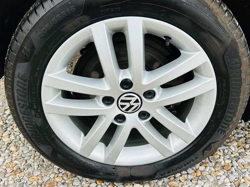 Used VW Touran SE 140 HP (102 kW) 2014 Red MPV