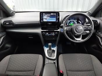 Used Toyota Yaris Hybrid Design 116 HP (85 kW) 2022 Blue Estate