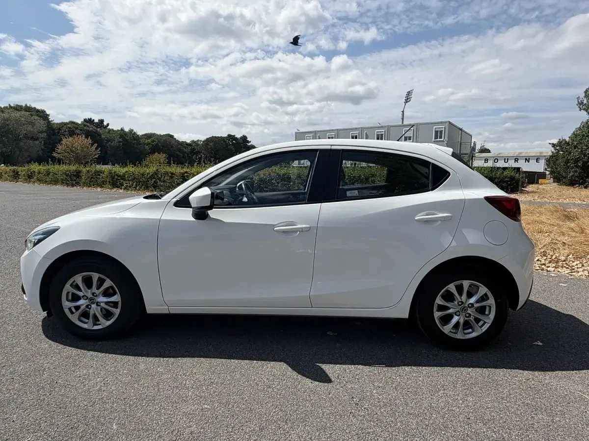 Used Mazda 2 75 HP (55 kW) 2016 White Hatchback