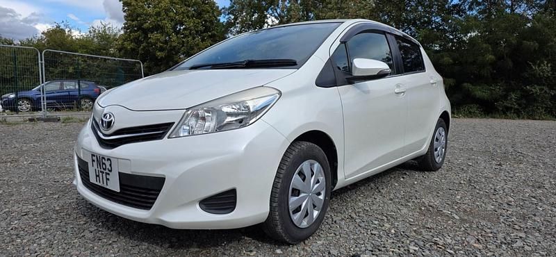 Used Toyota Yaris 99 HP (72 kW) 2013 White Hatchback