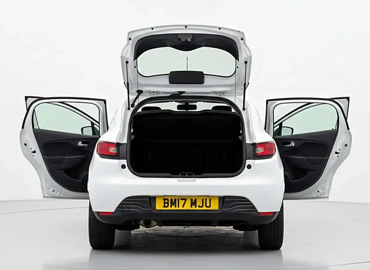 Used Renault Clio Dynamique 75 HP (55 kW) 2017 White Hatchback