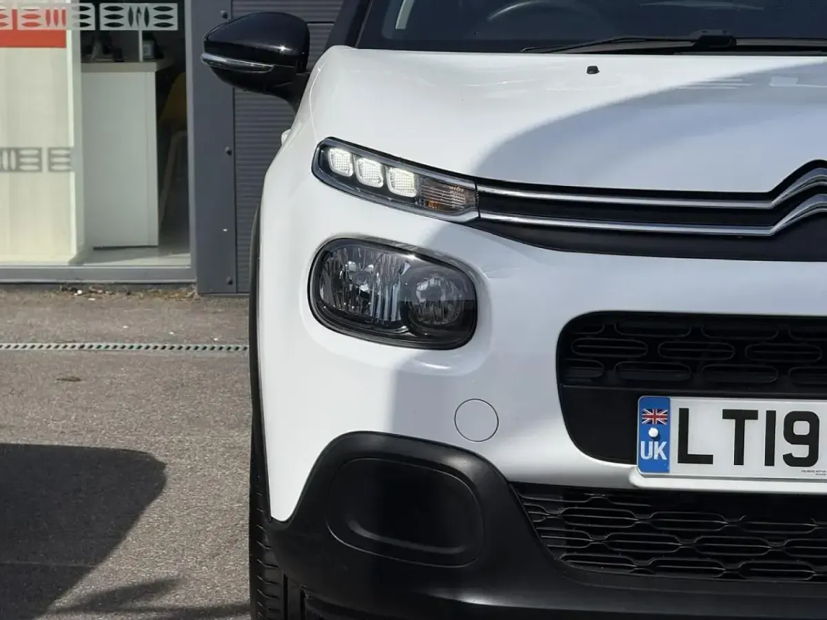 Used Citroën C3 Feel 67 HP (49 kW) 2019 White Hatchback