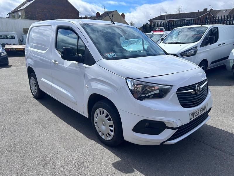 Second-hand Vauxhall Combo 100 CP (73 kW) 2023 Alb Monovolum