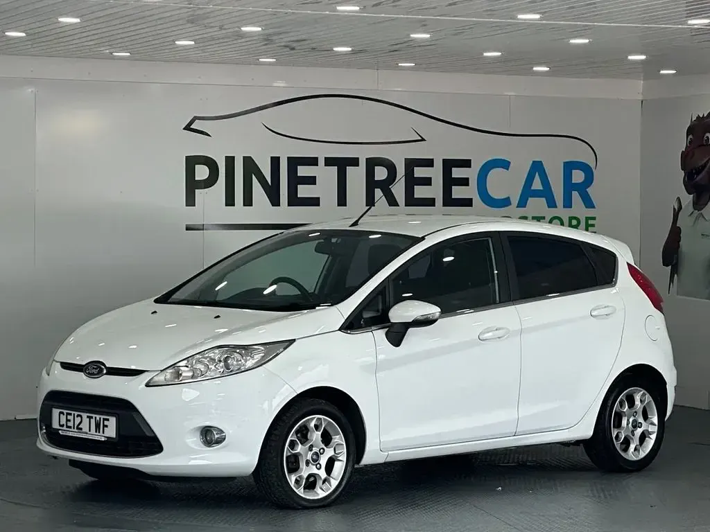 Used Ford Fiesta Zetec 81 HP (59 kW) 2012 White Hatchback