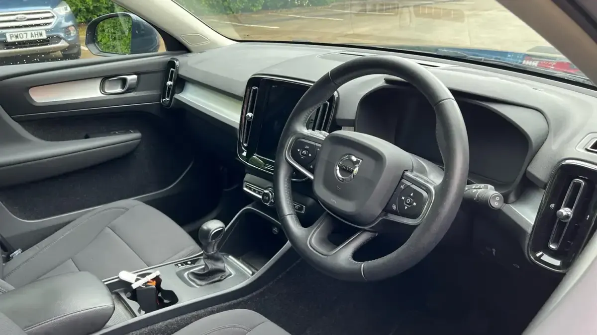 Używany Volvo XC40 Momentum 163 KM (119 kW) 2020 Niebieski SUV