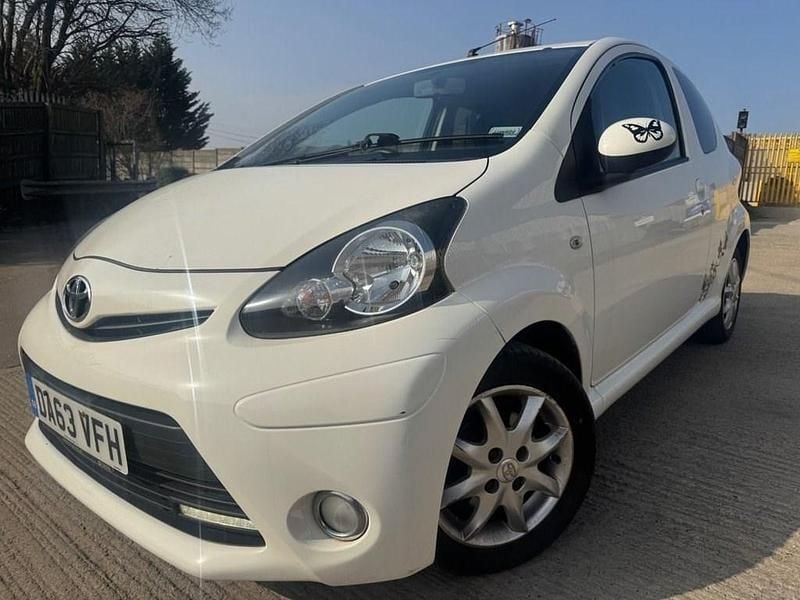 Used Toyota Aygo 68 HP (50 kW) 2014 White Hatchback