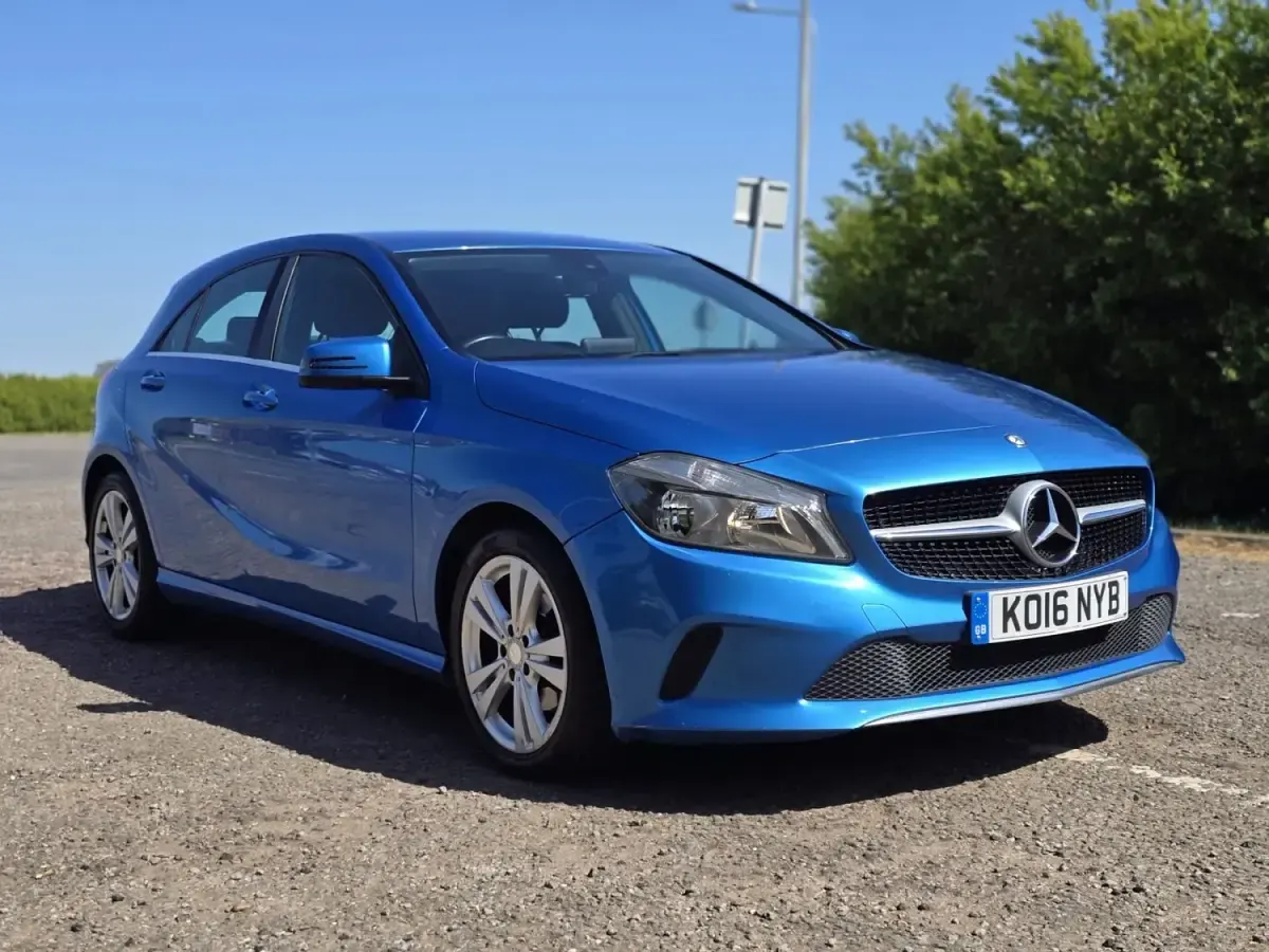 Begagnad Mercedes A180 2016 Blå Halvkombi