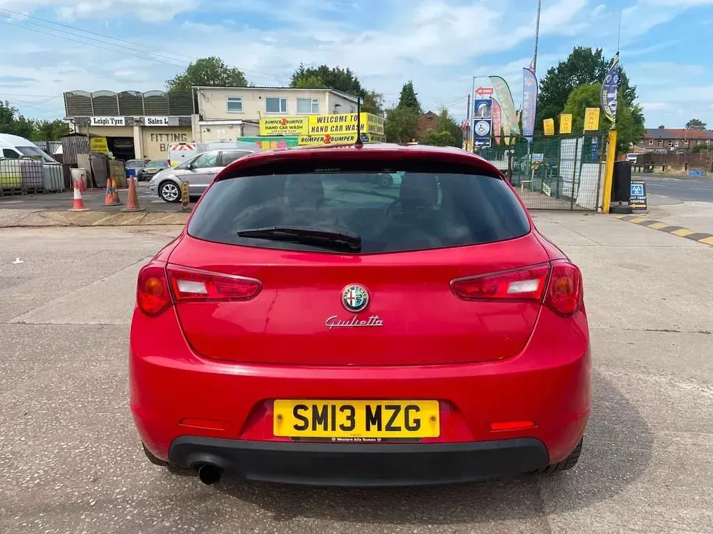 Used Alfa Romeo Giulietta 170 HP (125 kW) 2013 Red Hatchback