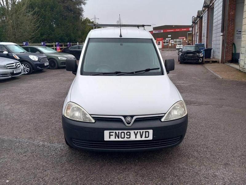 Used Vauxhall Combo 75 HP (55 kW) 2009 White MPV