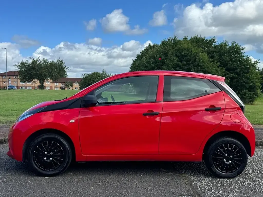 Used Toyota Aygo 69 HP (50 kW) 2016 Red Hatchback