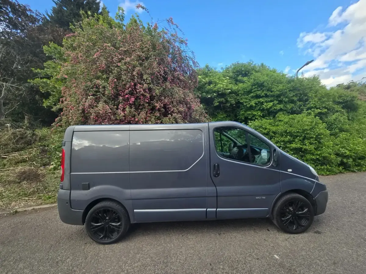 Begagnad Renault Trafic 115 HK (84 kW) 2014 Grå Minibuss