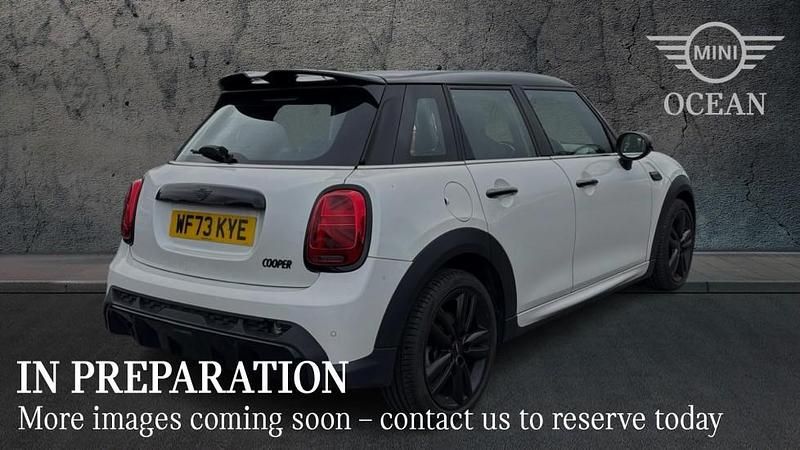 Begagnad Mini Cooper Hatch 134 HK (98 kW) 2023 Vit Halvkombi