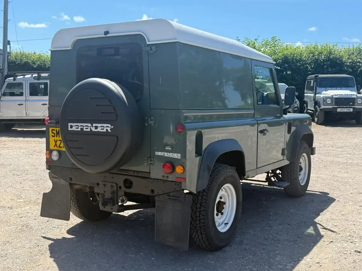 Used Land Rover Defender 122 HP (89 kW) 2013 Green Hatchback