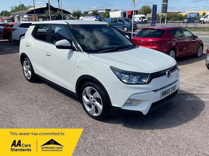 White Used 2015 Ssangyong Tivoli Hatchback | £3,495 (Expensive) - Image 1/4