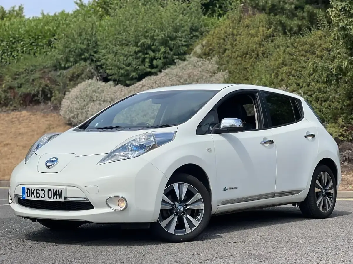 Used Nissan Leaf Tekna 80 kW (109 HP) 2013 White Hatchback