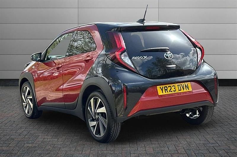 Used Toyota Aygo X 72 HP (52 kW) 2023 Chilli red with black SUV