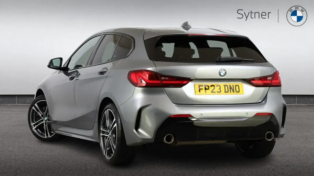 Usado BMW 120 M Sport 187 CV (137 kW) 2023 Gris Utilitario