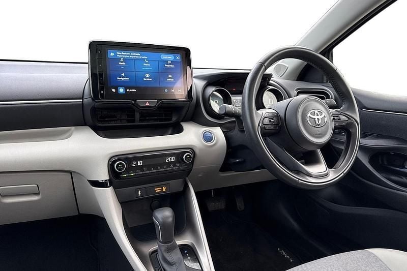 Used Toyota Yaris Hybrid 116 HP (85 kW) 2022 White Hatchback