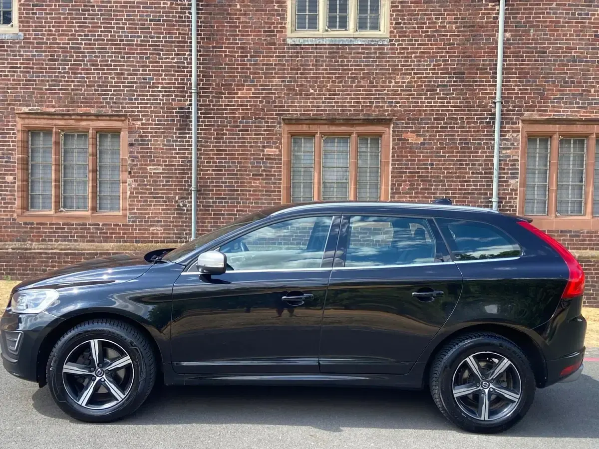 Used Volvo XC60 R-Design 190 HP (139 kW) 2017 Black SUV