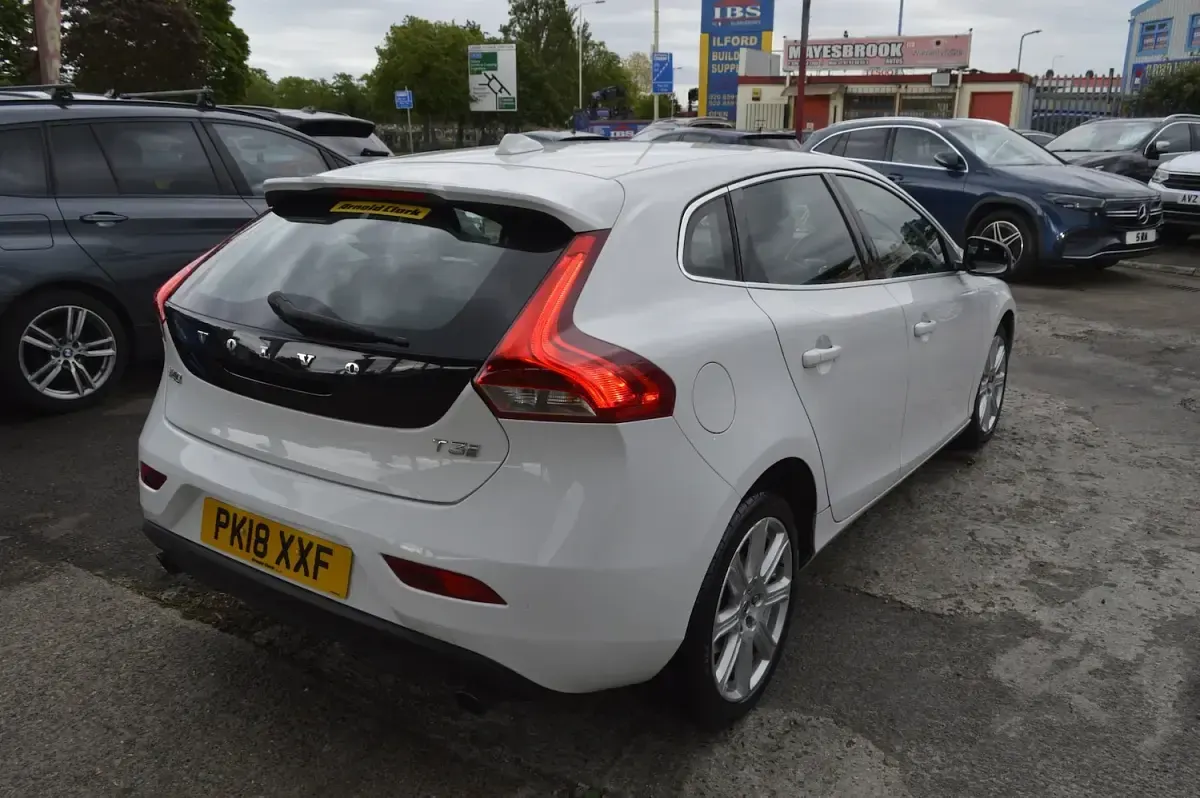 Used Volvo V40 Inscription 152 HP (111 kW) 2018 White Hatchback