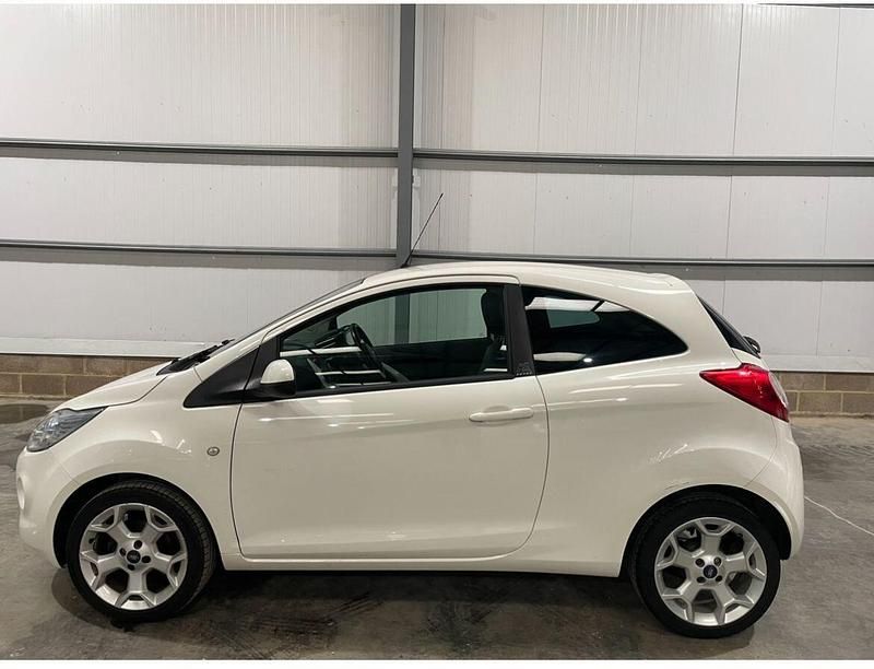 Used Ford Ka Zetec 69 HP (50 kW) 2016 White Hatchback