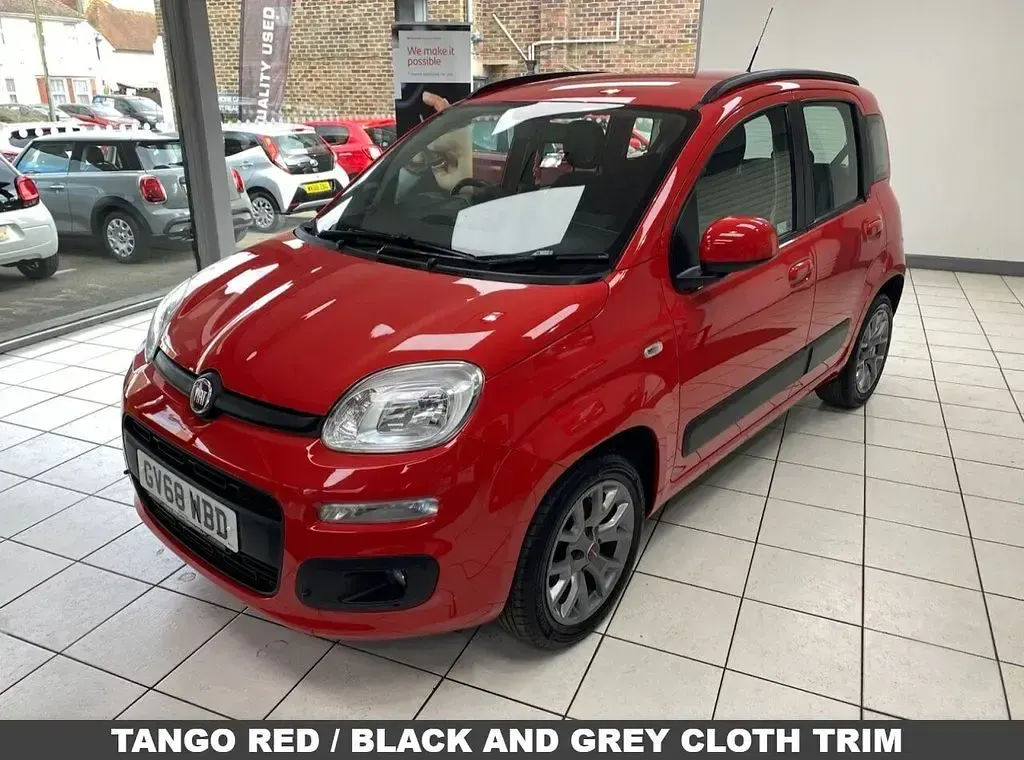 Begagnad Fiat Panda Lounge 69 HK (50 kW) 2019 Röd Halvkombi