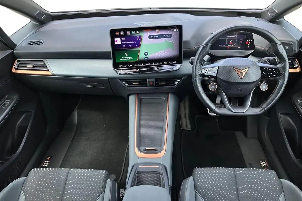 Begagnad Cupra Born e-Boost 239 kW (326 HK) 2024 Grön Halvkombi