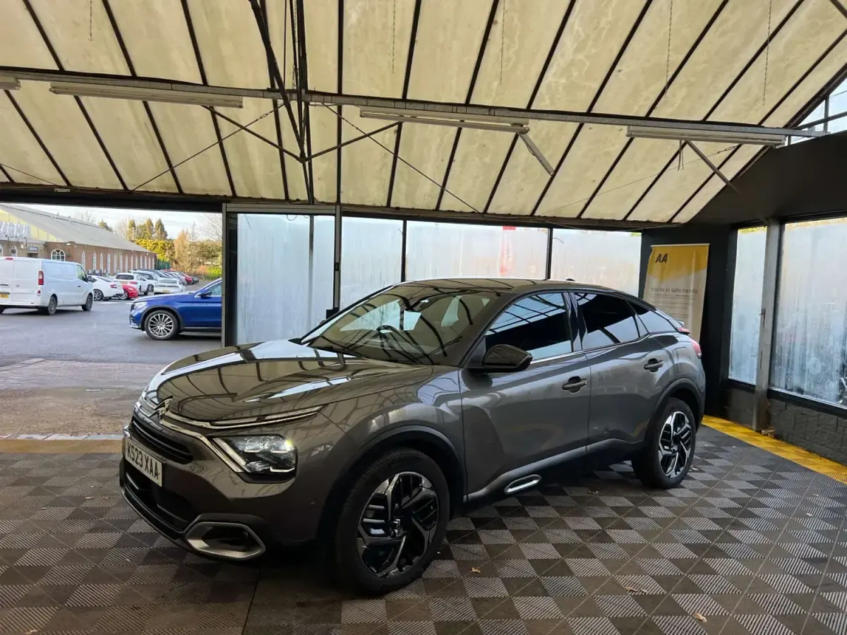 Usado Citroën C4 Shine 2023 Cinzento SUV