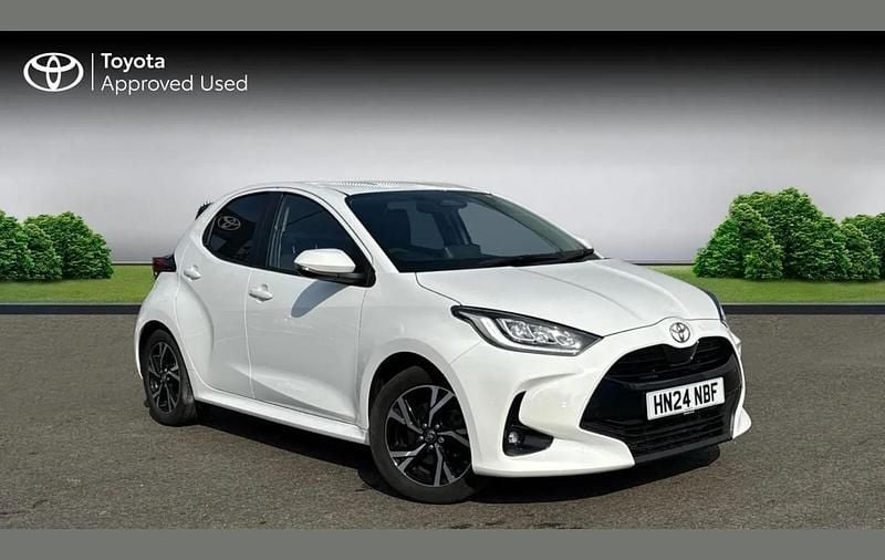 Used Toyota Yaris Hybrid Design 116 HP (85 kW) 2024 White Hatchback