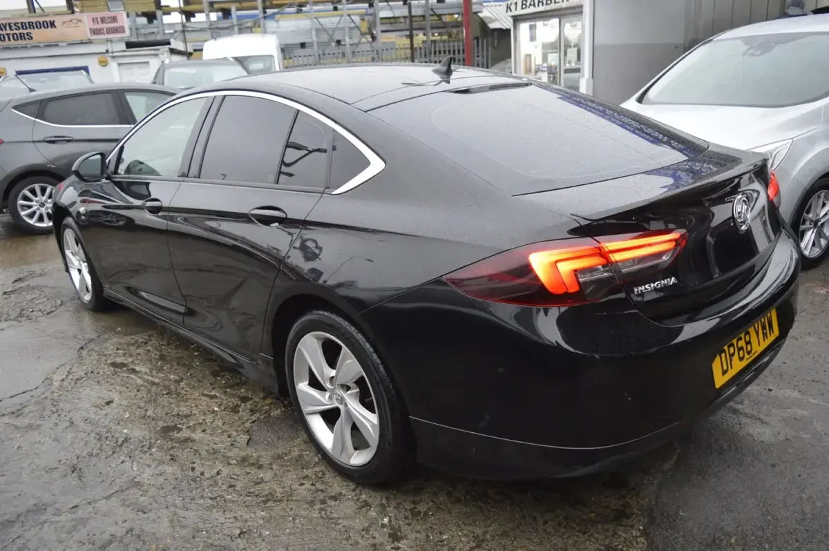 Begagnad Vauxhall Insignia SRi 165 HK (121 kW) 2019 Svart Halvkombi