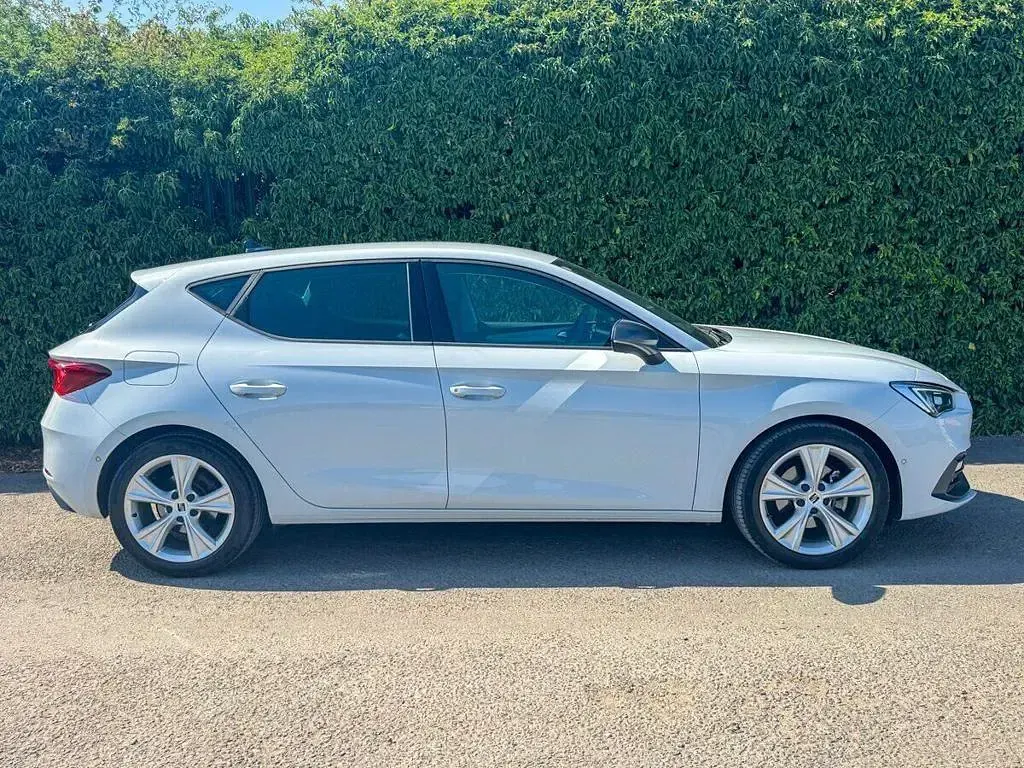 Used Seat Leon FR 110 HP (80 kW) 2022 White Hatchback