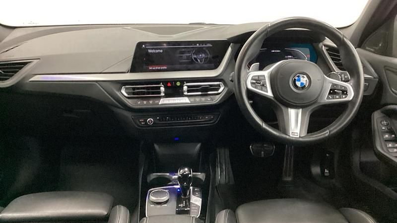 Begagnad BMW M135 Shadowline 302 HK (222 kW) 2022 Svart Halvkombi
